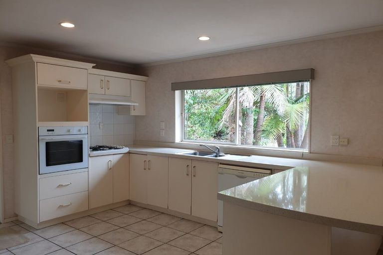 Photo of property in 122 Golfland Drive, Golflands, Auckland, 2013