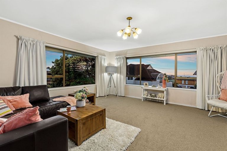 Photo of property in 2/18 Rangitoto Terrace, Milford, Auckland, 0620