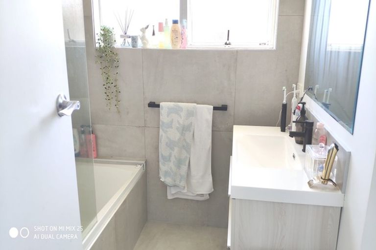 Photo of property in 15 Kelman Road, Kelston, Auckland, 0602