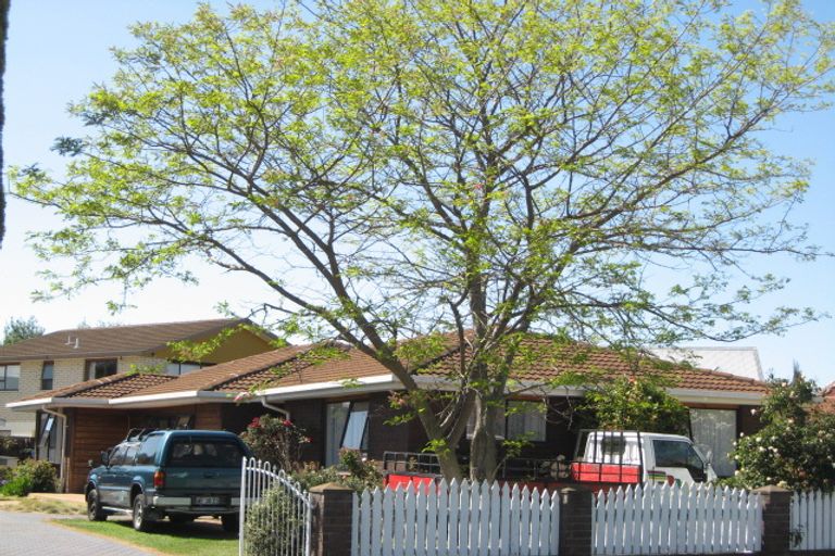 Photo of property in 40 Solomon Avenue, Redwood, Christchurch, 8051