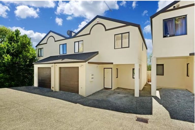 Photo of property in 3/2 Sunnydale Place, Oteha, Auckland, 0632