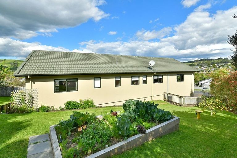 Photo of property in 16 Te Kauri Place, Helensville, 0800