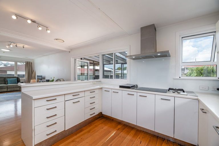 Photo of property in 13 Peachgrove Road, Te Atatu Peninsula, Auckland, 0610