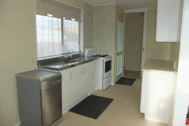 Photo of property in 4 Bryce Place, Kelvin Grove, Palmerston North, 4414