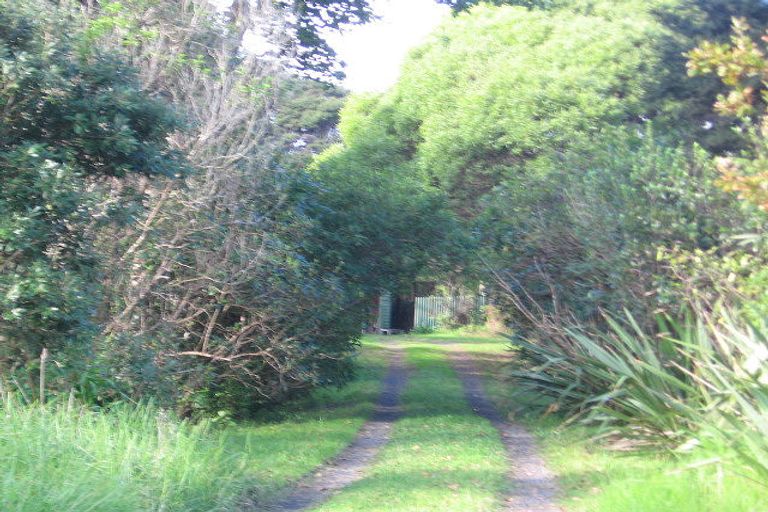 Photo of property in 22 Laingholm Drive, Laingholm, Auckland, 0604