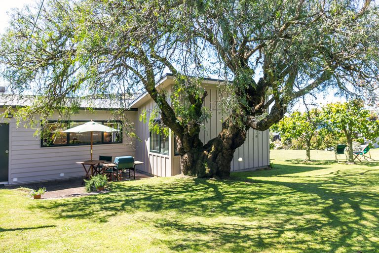 Photo of property in 2 Earle Place, Acacia Bay, Taupo, 3330