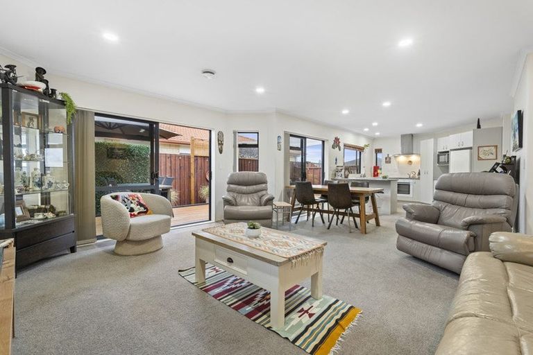 Photo of property in 44 Chesterfield Way, Orewa, 0931