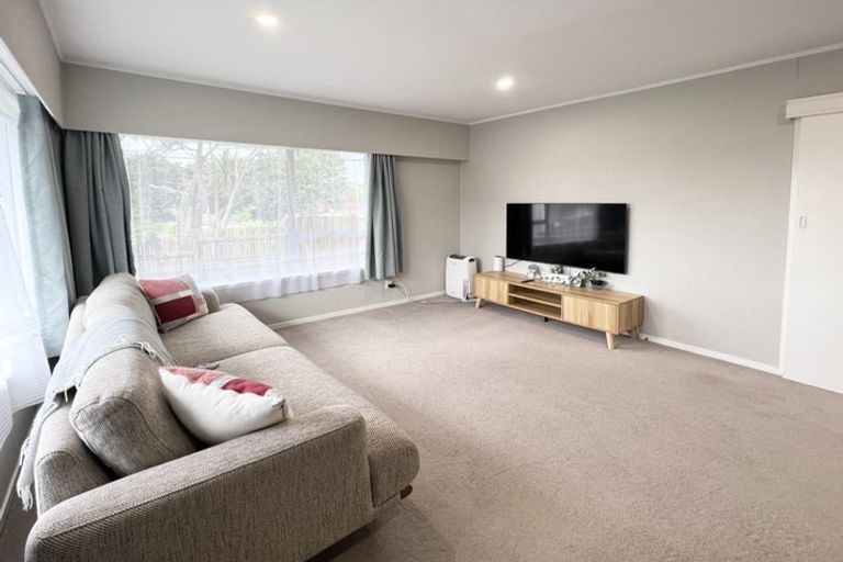 Photo of property in 1/214 Sunnynook Road, Totara Vale, Auckland, 0627