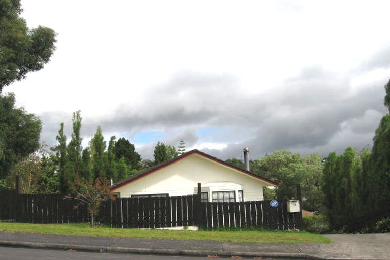 Photo of property in 18 Sungrove Rise, Sunnyvale, Auckland, 0612