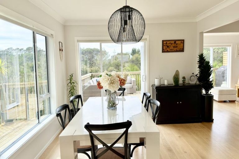 Photo of property in 42 Ravenstone Place, Chatswood, Auckland, 0626