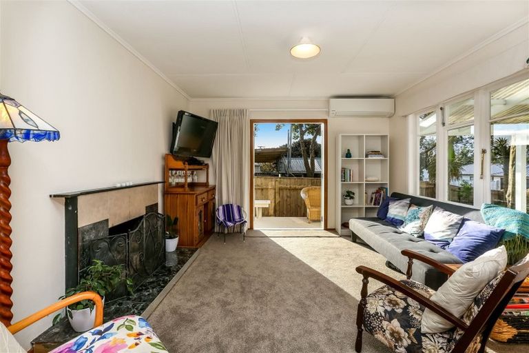 Photo of property in 33 Omata Road, Marfell, New Plymouth, 4310