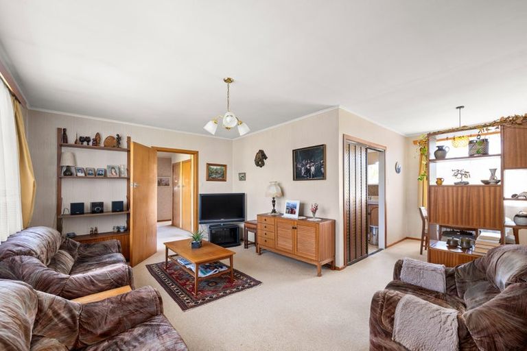 Photo of property in 68 Buscomb Avenue, Henderson, Auckland, 0610