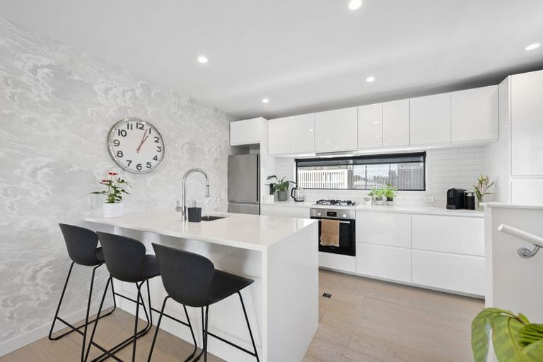 Photo of property in 6c Lyall Parade, Lyall Bay, Wellington, 6022