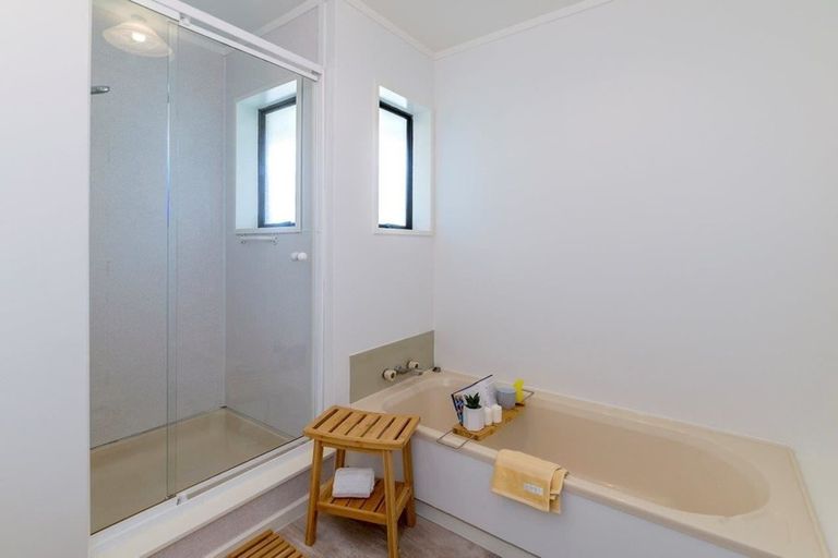 Photo of property in 18 Reeves Street, Waikanae Beach, Waikanae, 5036