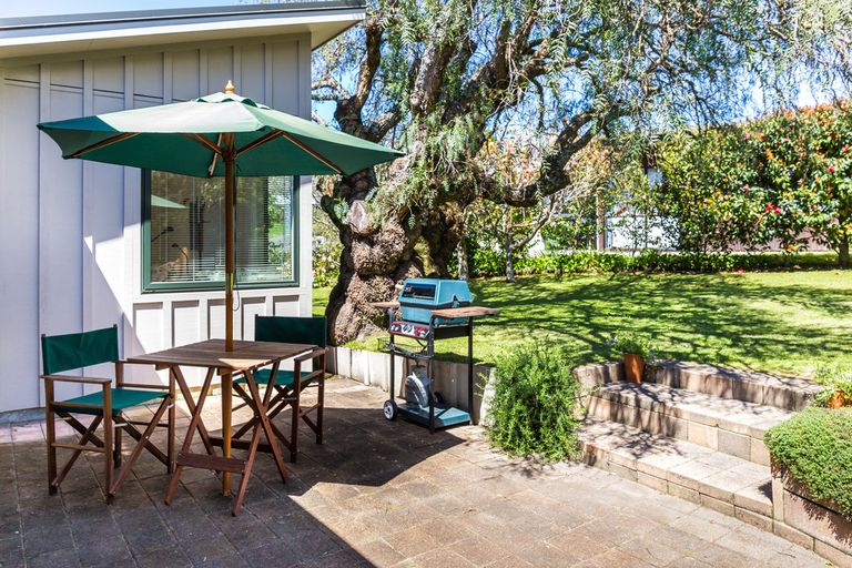 Photo of property in 2 Earle Place, Acacia Bay, Taupo, 3330