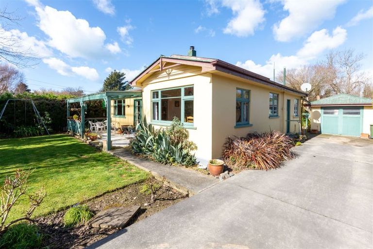 Photo of property in 33 Queens Avenue, Waikuku Beach, 7402