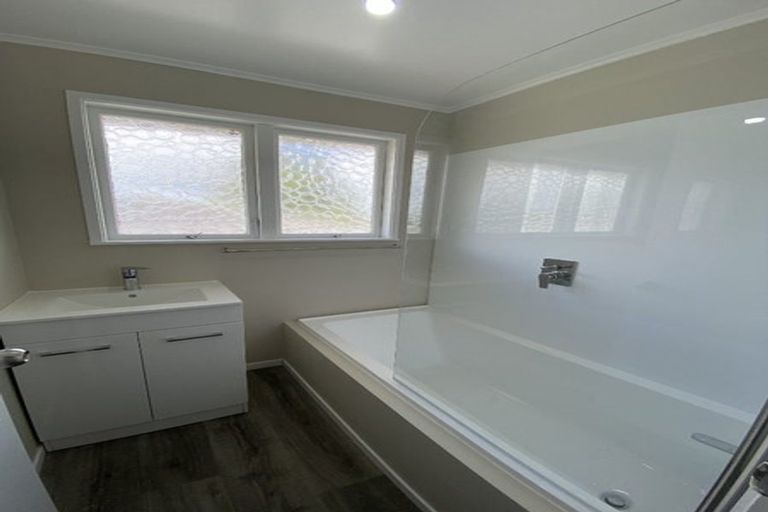 Photo of property in 9 Shale Avenue, Massey, Auckland, 0614