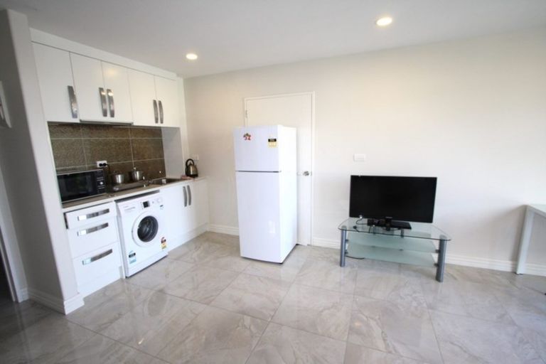 Photo of property in 33 Corricvale Way, Northcross, Auckland, 0630