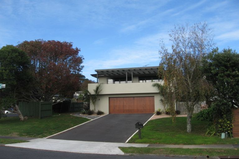 Photo of property in 2 Copperfield Terrace, Mellons Bay, Auckland, 2014