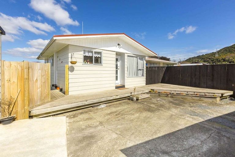 Photo of property in 50b Hartford Crescent, Totara Park, Upper Hutt, 5018