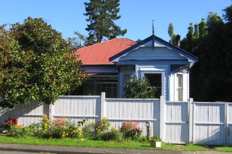 Photo of property in 92 Kaurilands Road, Titirangi, Auckland, 0604