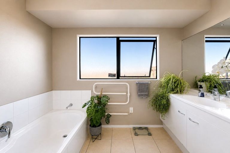 Photo of property in 28 Piper Place, Goodwood Heights, Auckland, 2105