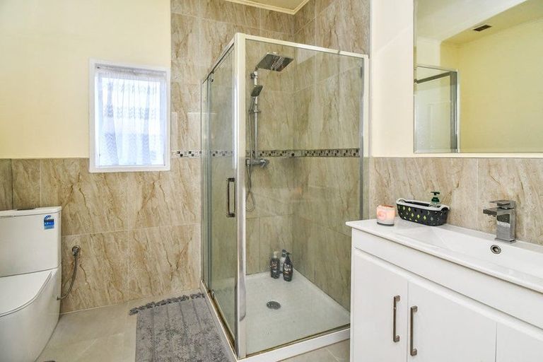 Photo of property in 16 Ranfurly Road, Papatoetoe, Auckland, 2104