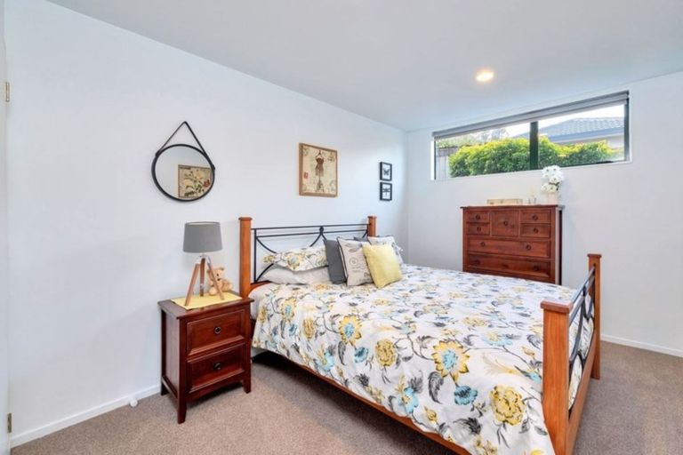 Photo of property in 2/8 Carrigans Close, Pinehill, Auckland, 0632