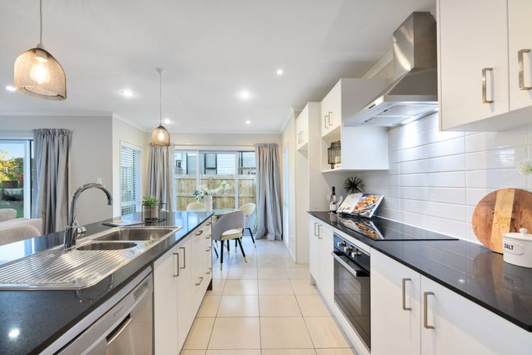 Photo of property in 12 Lockyer Road, Kumeu, 0810