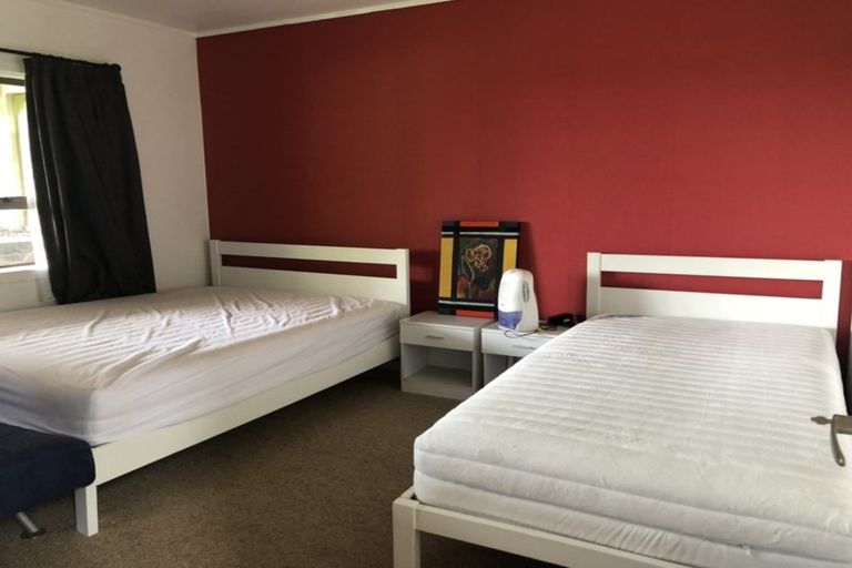 Photo of property in 194 Cliff Drive, Green Bay, Auckland, 0604