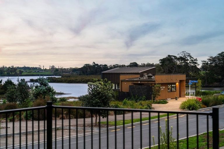 Photo of property in 28 Evergreen Parade, Rosehill, Papakura, 2113