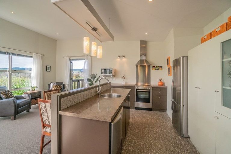 Photo of property in 7 Empressa Heights, Helensville, 0800