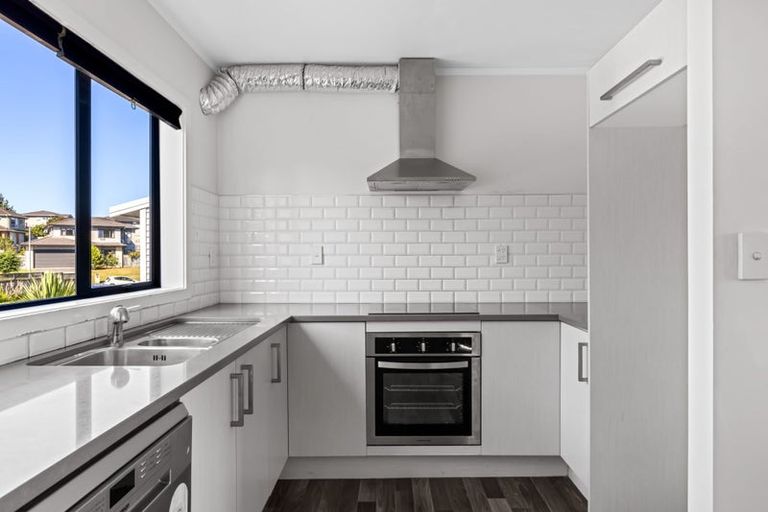 Photo of property in 2/5 John Jennings Drive, Oteha, Auckland, 0632