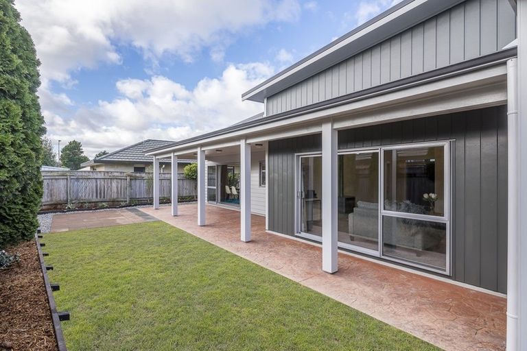Photo of property in 6 Holcombe Drive, Paraparaumu, 5032