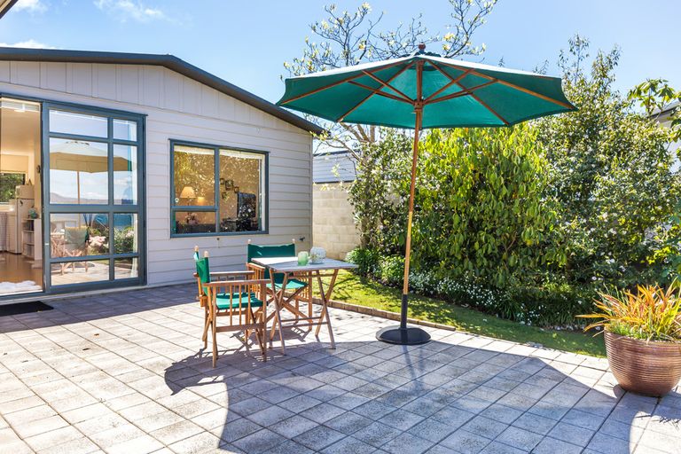Photo of property in 2 Earle Place, Acacia Bay, Taupo, 3330