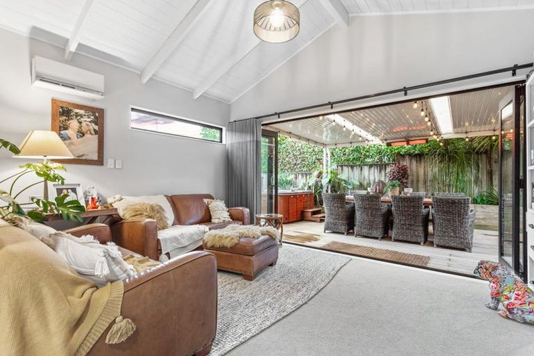 Photo of property in 1/6 Oystergrove Road, West Harbour, Auckland, 0618