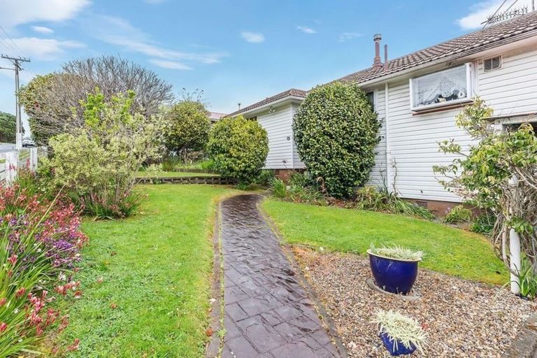 Photo of property in 74 Taylor Terrace, Tawa, Wellington, 5028