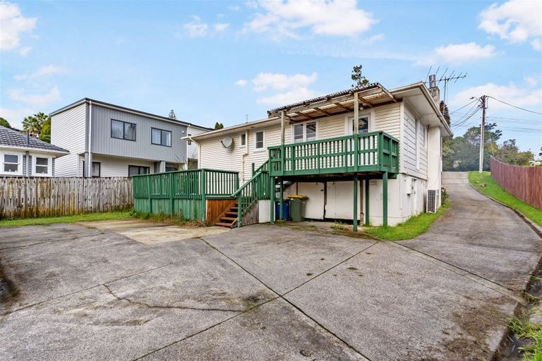 Photo of property in 19 Seymour Road, Sunnyvale, Auckland, 0612