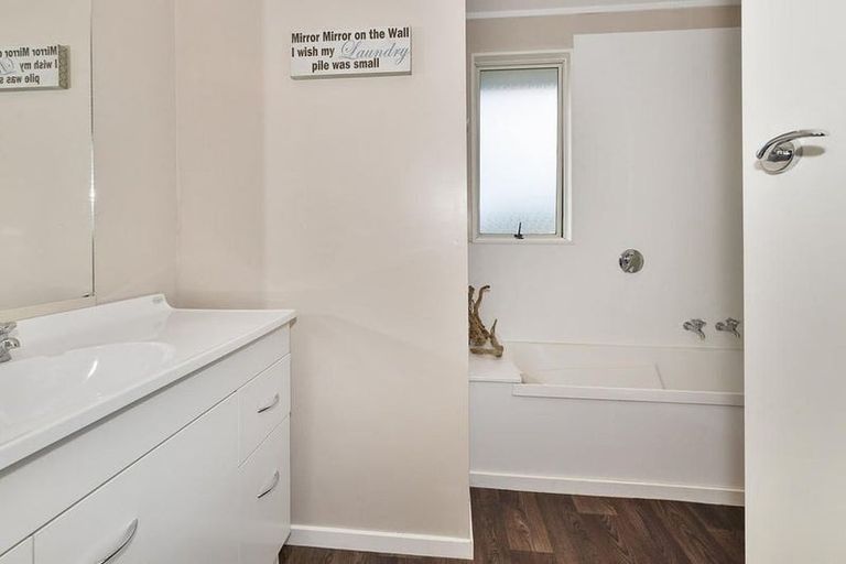 Photo of property in 62 Maywood Crescent, Glen Eden, Auckland, 0602