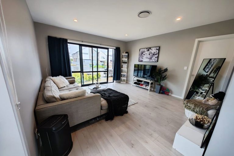 Photo of property in 1 Hea Road, Hobsonville, Auckland, 0616