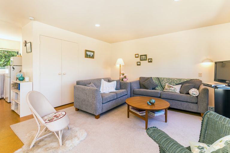 Photo of property in 2 Earle Place, Acacia Bay, Taupo, 3330