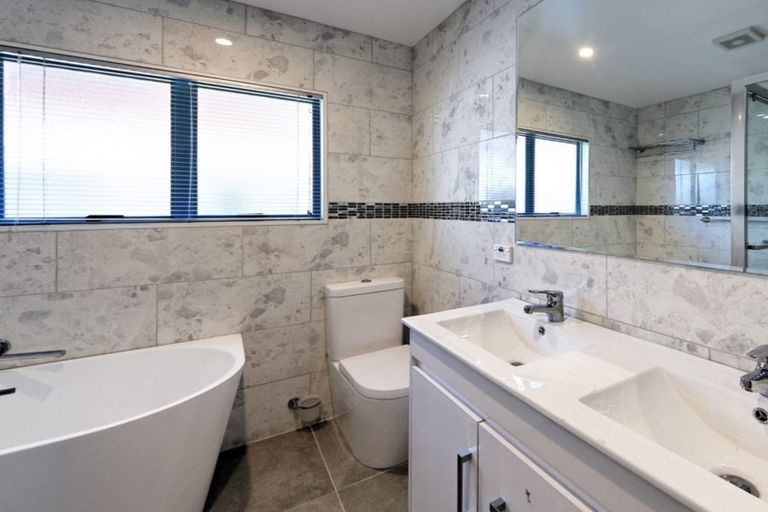 Photo of property in 11 Harbour Lights Close, West Harbour, Auckland, 0618