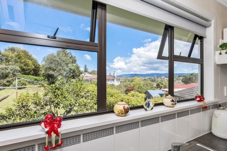 Photo of property in 24 School Road, Te Atatu South, Auckland, 0610