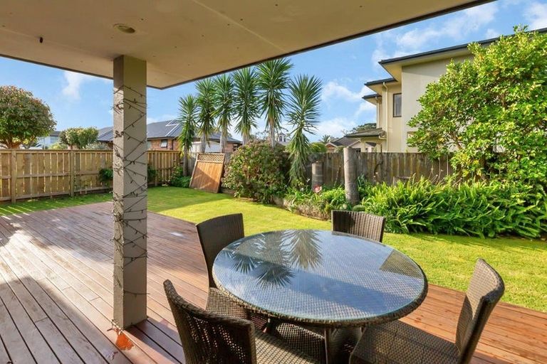 Photo of property in 18 Paradise Point Place, One Tree Point, 0118