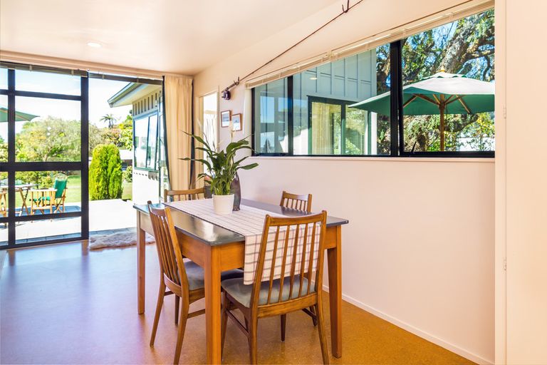 Photo of property in 2 Earle Place, Acacia Bay, Taupo, 3330