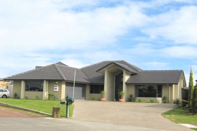 Photo of property in 13 Crannich Place, Wattle Downs, Auckland, 2103