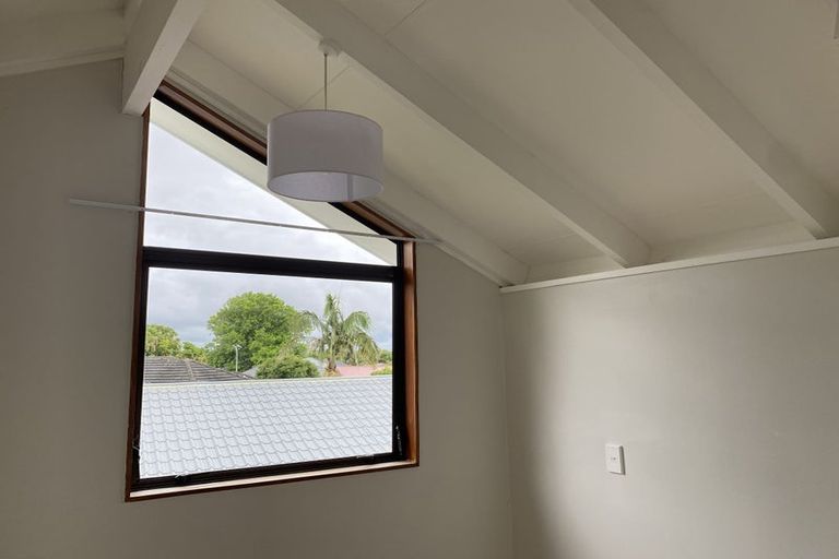 Photo of property in 5/25a Beach Road, Te Atatu Peninsula, Auckland, 0610