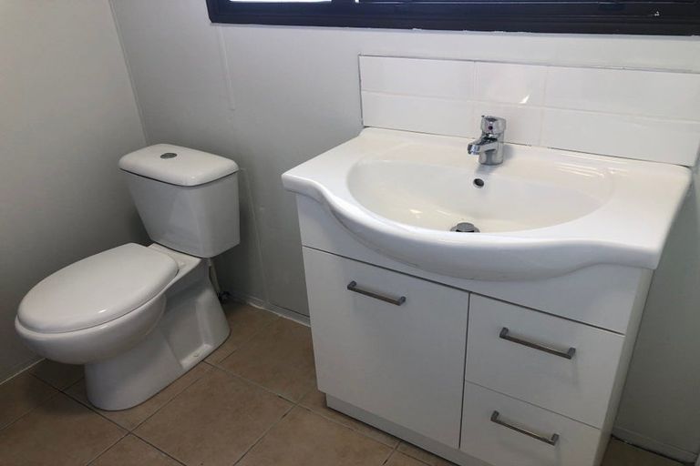 Photo of property in 2/5 Compass Place, Te Atatu Peninsula, Auckland, 0610