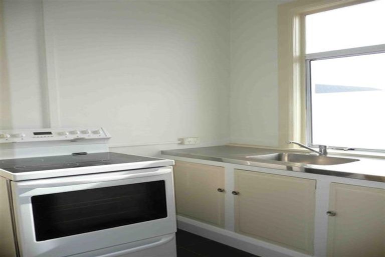 Photo of property in Devonport Apartments, 16/127 Saint Aubyn Street, New Plymouth, 4310