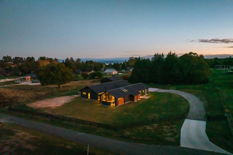 Photo of property in 2 Vickers Way, Acacia Bay, Taupo, 3385